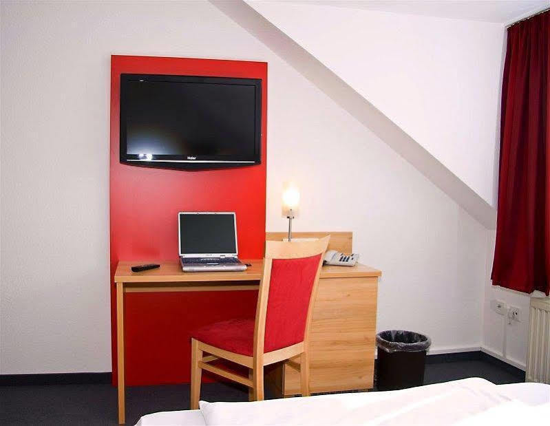 Airport Hotel Karsten Kolonia Zewnętrze zdjęcie