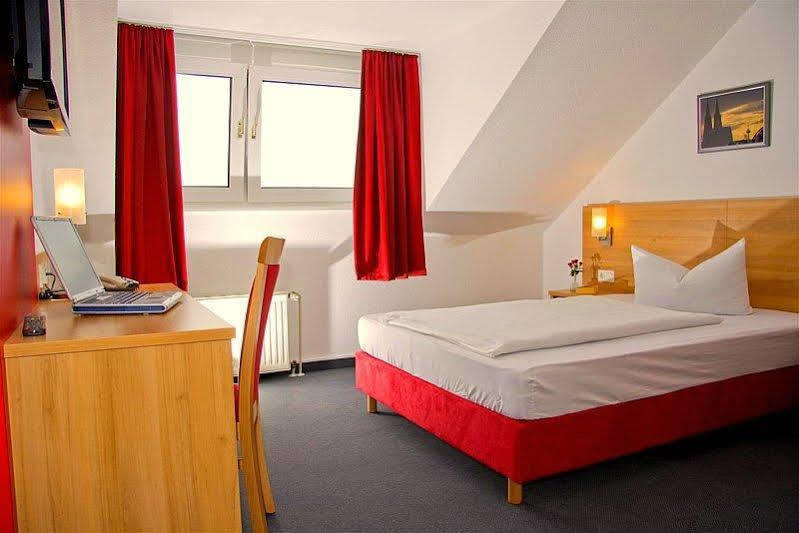 Airport Hotel Karsten Kolonia Zewnętrze zdjęcie